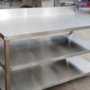 BÀN INOX 3 TẦNG MẶT CÓ GỜ